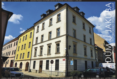 DŮM U JAKUBA - rekonstrukce historického domu v Jihlavě. Fotografie z počátku rekonstrukce - již jsou odbourány parapety některých oken.